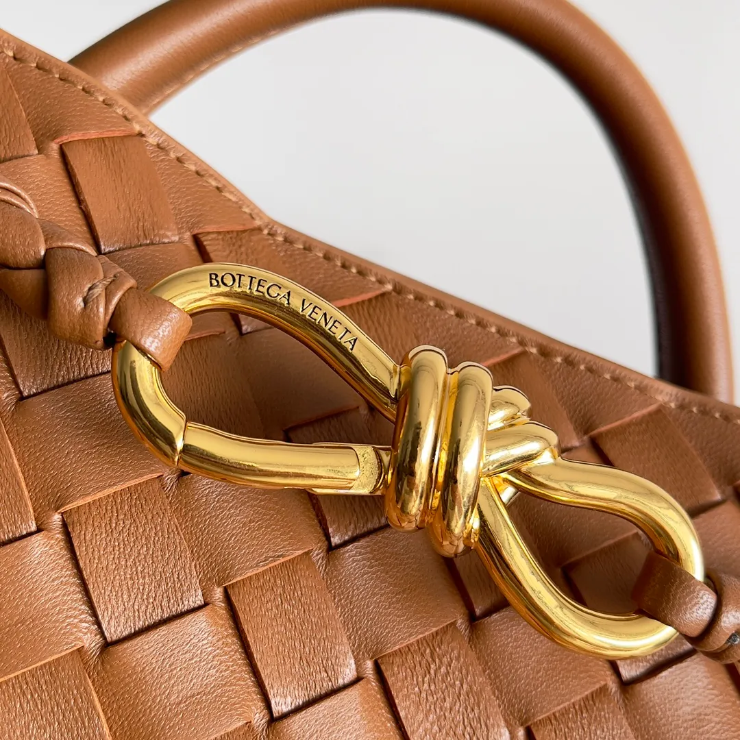 The 2023 new Andiamo batch of 1860 BV has been shipped‼ ️Really popular🔥The new Andiamo woven handbag launched by Bottega Veneta this season is really popular all over the world! ! Celebrities at home and abroad have worn it, and Oscar-winning actress Michelle Yeoh has taken it out on the street. Song Jia, Trai Yara, Yu Feihong, Sanji Ayaka, Rosie Hunting-Whiteley, Yoshioka Riho, etc. have all picked up this bag. It is classic and versatile, showing off its temperament, and the bag capacity is also large, which is very convenient for daily commuting! ! A variety of carrying methods, the shoulder straps can be adjusted by yourself, the original lambskin feels soft and delicate, and the neutral style is made to break gender boundaries and bring a more practical and longer-lasting use experience. Andiamo, which has both elegant and casual styles, perfectly interprets the true appearance of "fashionable old money style". Style number: 743568 Size: 25*22*10.5cm